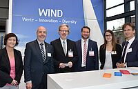 v.li.: Martina Kopp (Diakonie Neuendettelsau), Jürgen Zenker (Diakonie Neuendettelsau), Dr. Gerhard Timm (BAGFW), Michael Schwarz (Caritasverband Nürnberg), Projektassistenz Laura Will und Michael Zirlik (Diakonie Neuendettelsau) (Foto: Caritas Nürnber