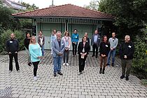 Mentor*innen mit Vorständen und Projektteam (Foto: Diakonieverbund DORNAHOF und ERLACHER HOEHE e. V.)